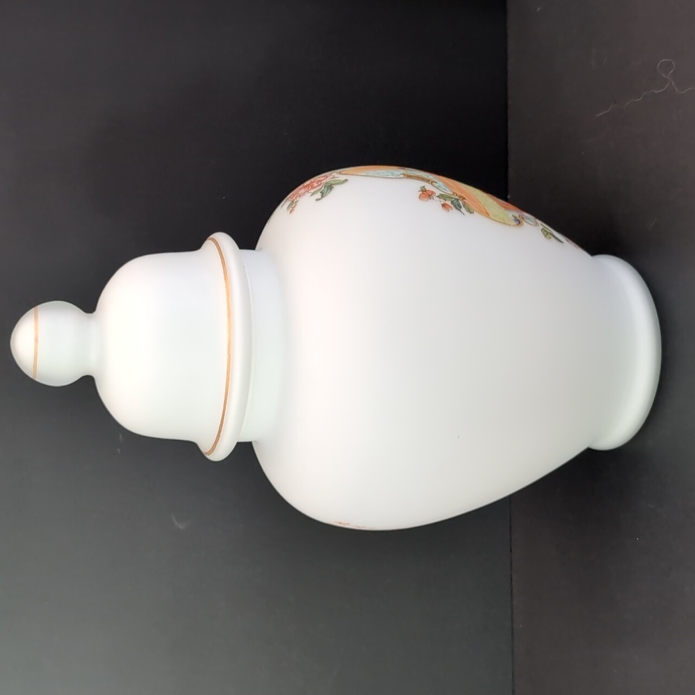 Vintage Frosted White Satin Oriental Ginger Jar with Lid. - Picture 2 of 11